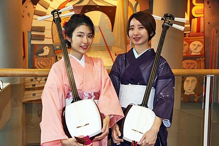 津軽三味線女性デュオ輝&輝（右から 白藤ひかり、武田佳泉） 　(C)H.isojima