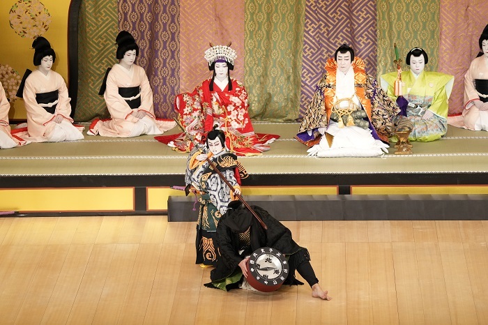 昼の部『毛抜』（前方）粂寺弾正=市川新之助、（後方）左より、錦の前=大谷廣松、小野春道=中村梅玉 ／(C)松竹