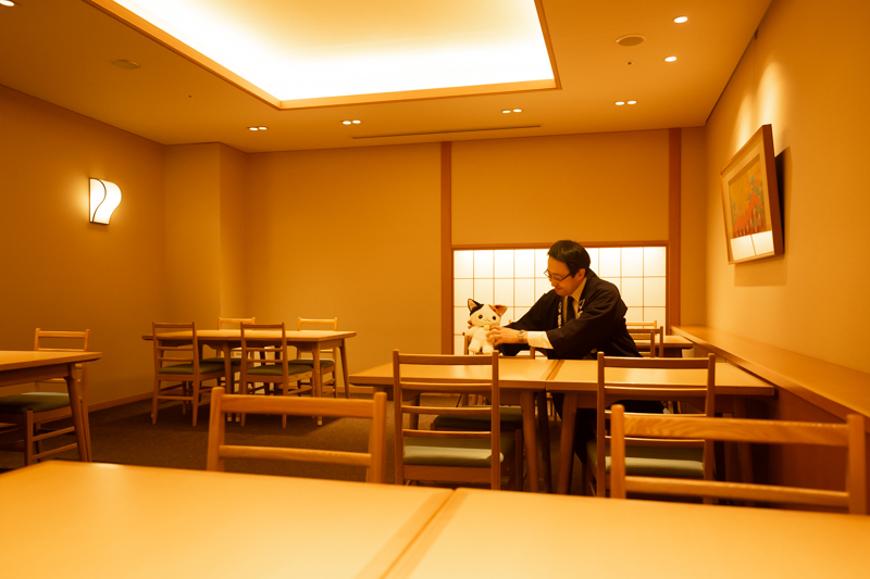 3階日本料理「吉兆」。本店と同じ壁紙、設え。シネマ歌舞伎『廓文章 吉田屋』収録の片岡仁左衛門さんのインタビューはここで撮影されたそうです。