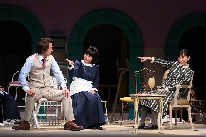 『クラッシャー女中』左：中村倫也、中央：佐藤真弓、右：麻生久美子 撮影：宮川舞子
