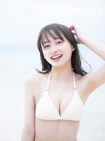 影山優佳（日向坂46）、初の水着姿を解禁　1st写真集から沖縄・竹富島で撮影した“真っ白”ではないこだわりの一着をまとったカット