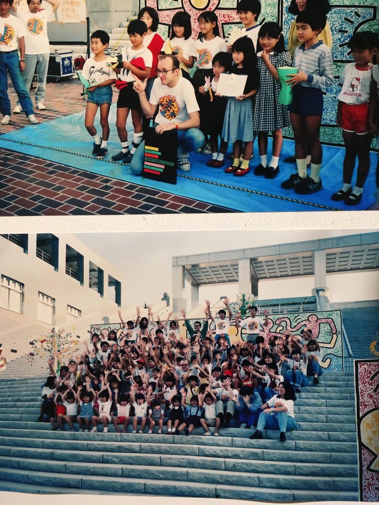 当時、パルテノン多摩でのワークショップの様子。キースと子供たち。（館内展示写真） ©︎ Keith Haring Foundation