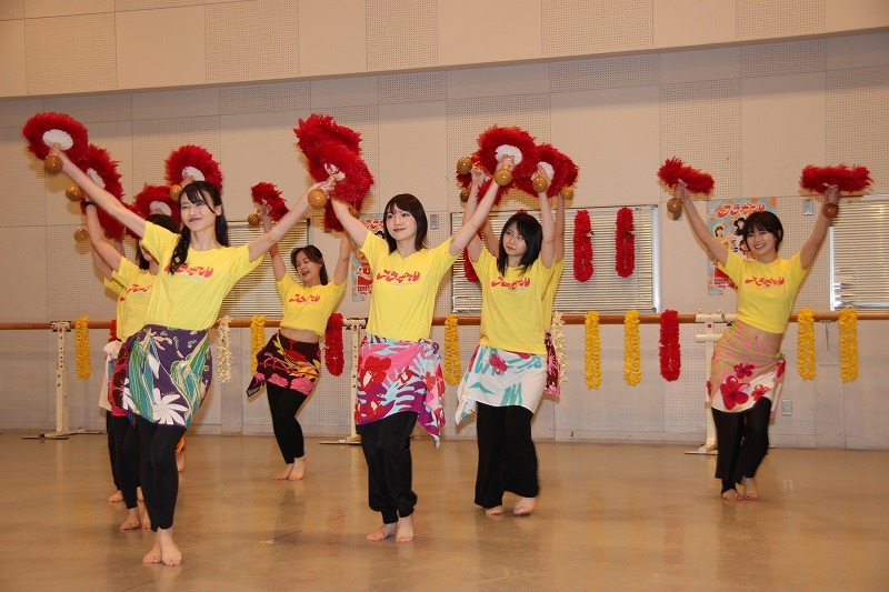 公開稽古で踊るフラガールたち