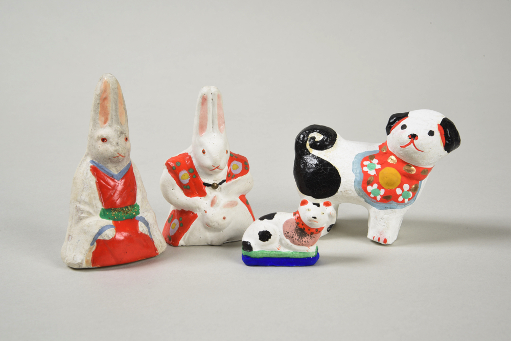 土人形 左より 月待うさぎ・子持うさぎ・よこ猫・秋田犬 金沢（尾張屋）春吉作 東京都江戸東京博物館／蔵