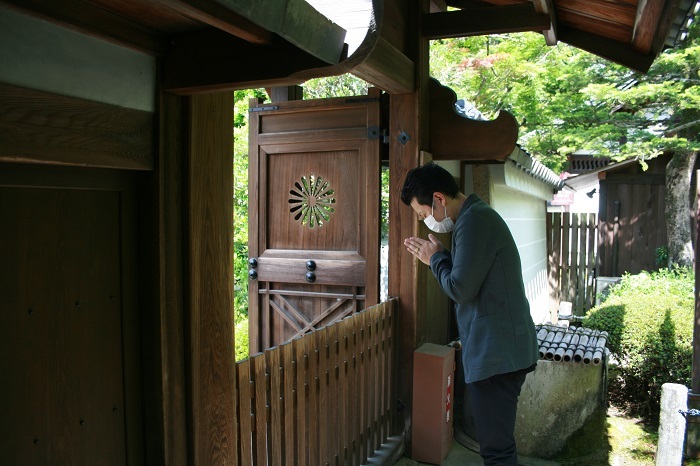 一休宗純の墓参をする扇治郎