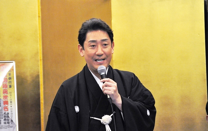 襲名の前に、松本幸四郎から「襲名なんてクマンバチの中に頭を突っ込むようなもの。いっぱい刺されて大きくなりなさい」と、アドバイスをもらったという話を披露する芝翫。