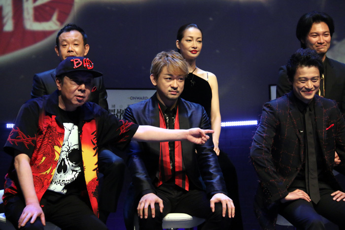 前はここに座ってた、と主張する古田新太