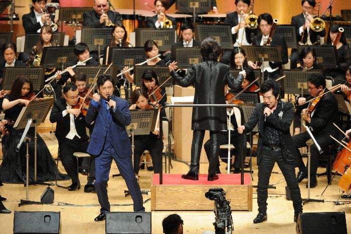 ゴレンジャー・メドレーで、石丸と熱唱する水木（右）