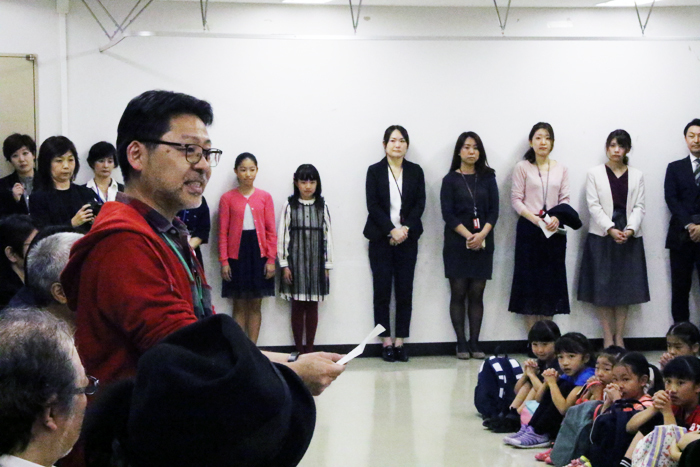 『アニー』オーディションの最終合格者を発表する山田和也氏