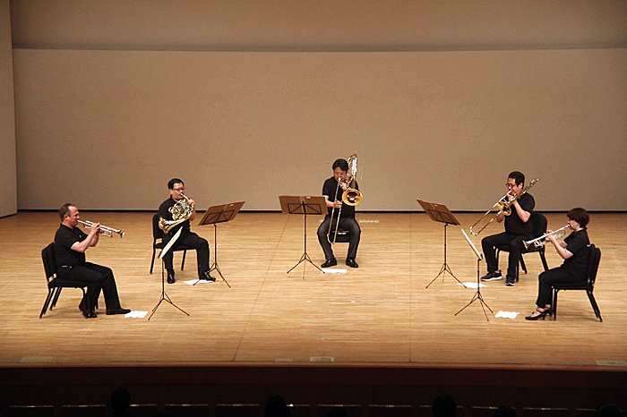 金管五重奏による「ラ・ペリ」のファンファーレで開幕！ (C)H.isojima