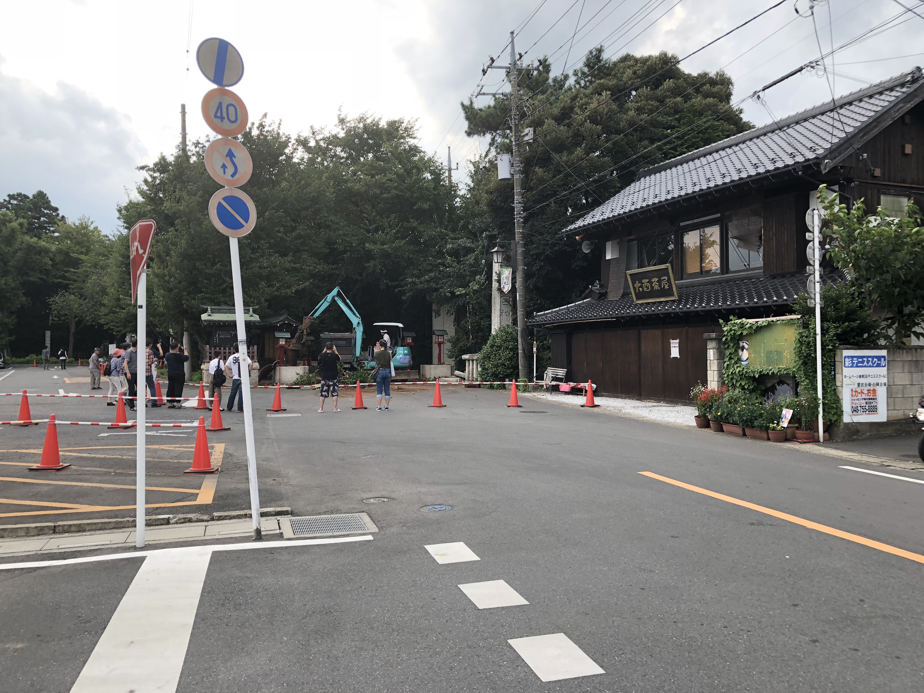 鳥居が崩れた現場、遠景。『らき☆すた』のオープニングに近いカメラワーク。 撮影：柿崎俊道