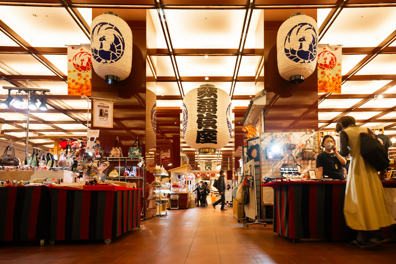 歌舞伎座の場外（入場前）にあるショッピングエリア。お弁当やお土産を購入できる他、カフェ、コンビニ、軽食を提供する歌舞伎茶屋も。