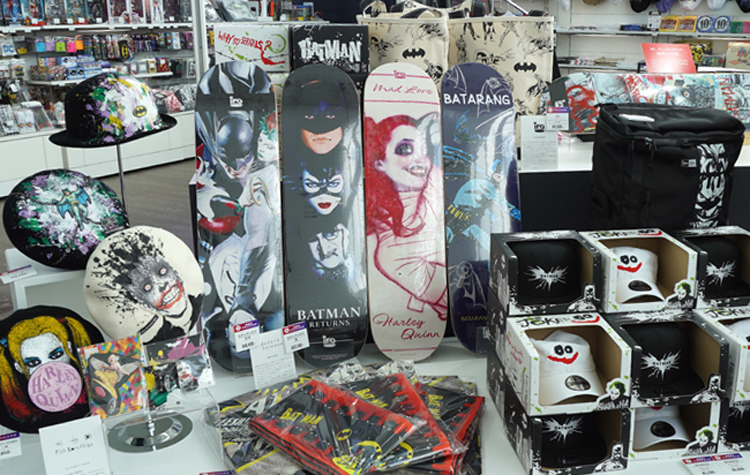 充実の物販コーナー DC SUPER HEROES and all related characters and elements (C) & TM DC Comics. WB SHIELD: (C) & TM WBEI. (s21)
