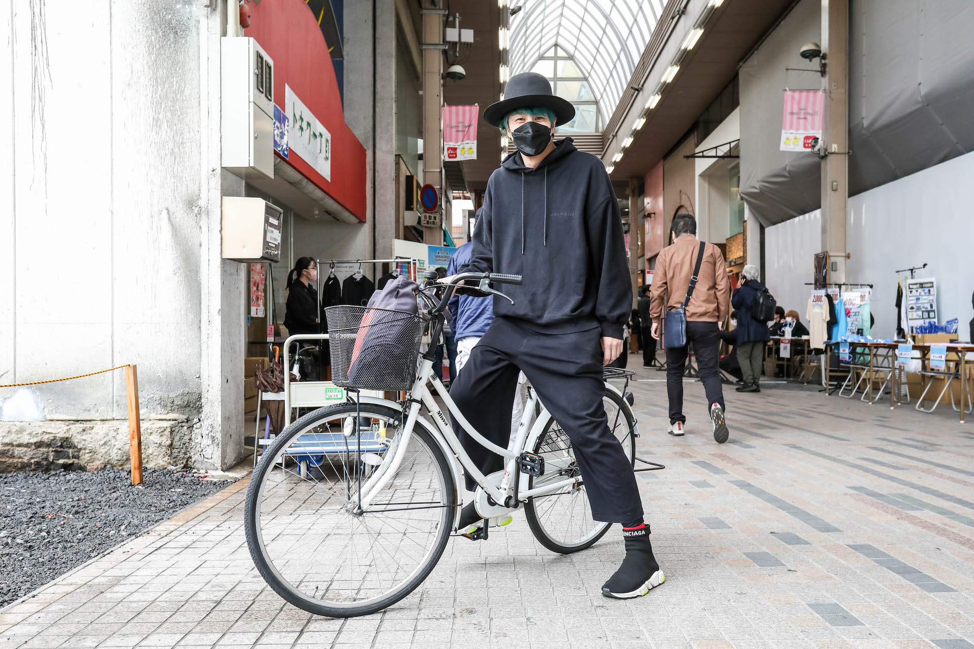 自転車に乗って移動していた四星球 北島康雄 撮影＝Hoshina Ogawa