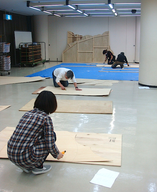 4回目の舞台美術WSより。田岡同様、天野作品の美術制作に欠かせない小森祐美加も講師補佐として参加し、4人で実際の舞台セットを制作