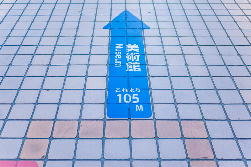 歩道からビル敷地内にあがると足元にも案内があります。親切！