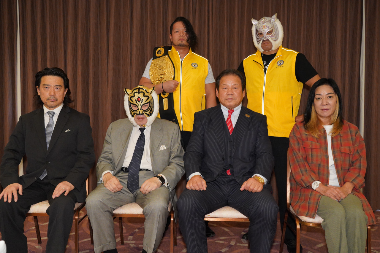 藤波辰爾（前列中央右）と初代タイガーマスク（同左）ら大会選手、関係者