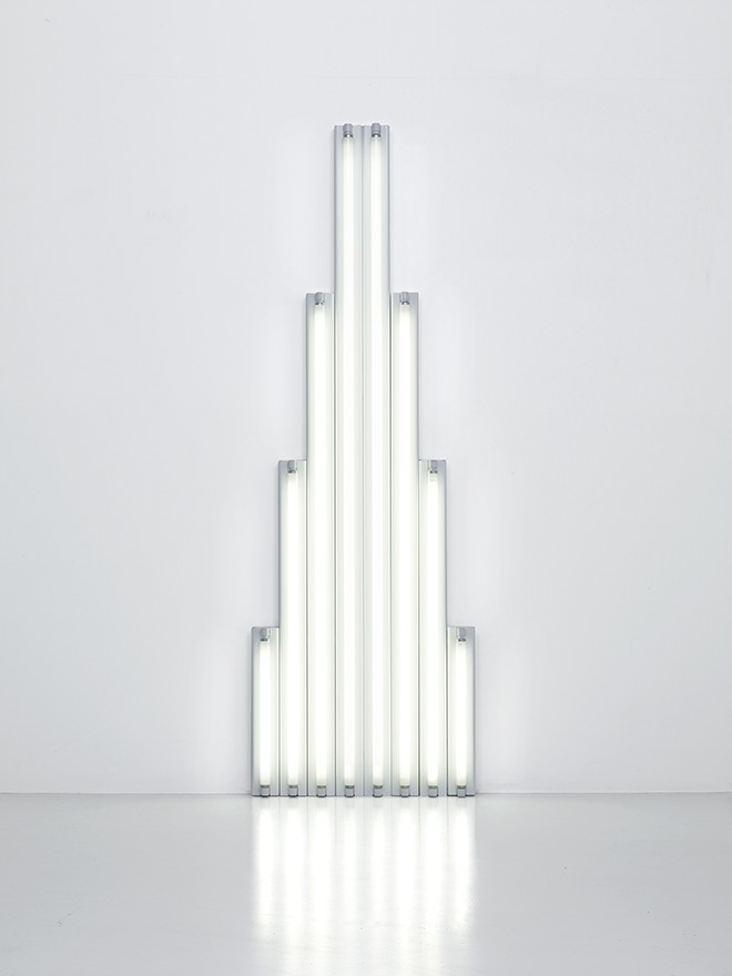 『“Monument” for V. Tatlin (V･タトリンのための“モニュメント”)』（1964-1965年） 8本の白色直管蛍光灯 244 x 80 x 12 cm Courtesy Fondation Louis Vuitton Photo credit: © Adagp, Paris 2017