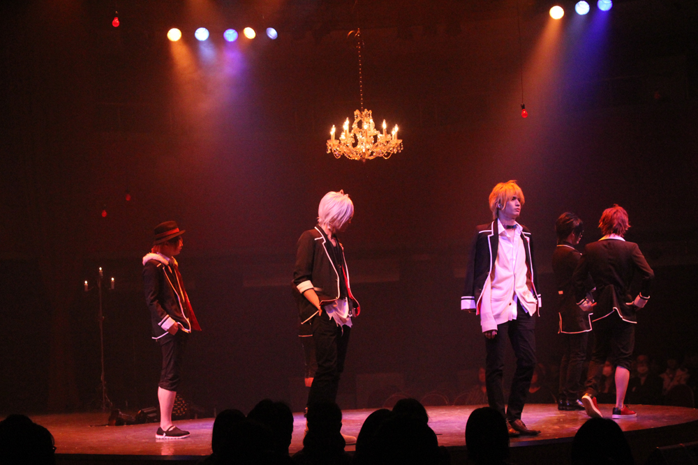 ドs な吸血シーンに注目 10人のヴァンパイアによる舞台 Diabolik Lovers More Blood 開幕 Spice 舞台 Diabolik Lovers More Blood ｄメニューニュース Nttドコモ