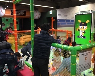 「光るボールプール」
