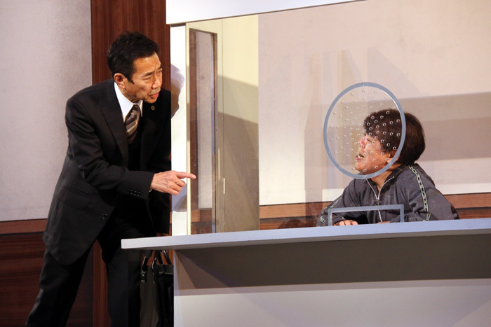 三宅裕司は弁護士役。小倉の弁護を担当します。