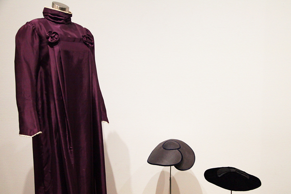 カーリンがデザインしたドレスと帽子　当時はこのようなゆったりとしたドレスは斬新なものだった