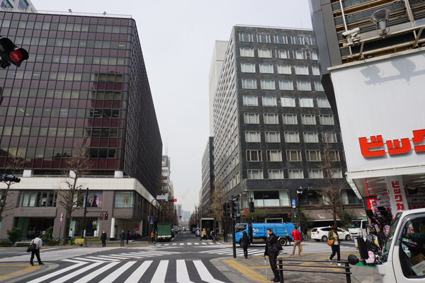 「ドコモラウンジ」は、JR有楽町駅 中央西口前の交差点を渡ってすぐ