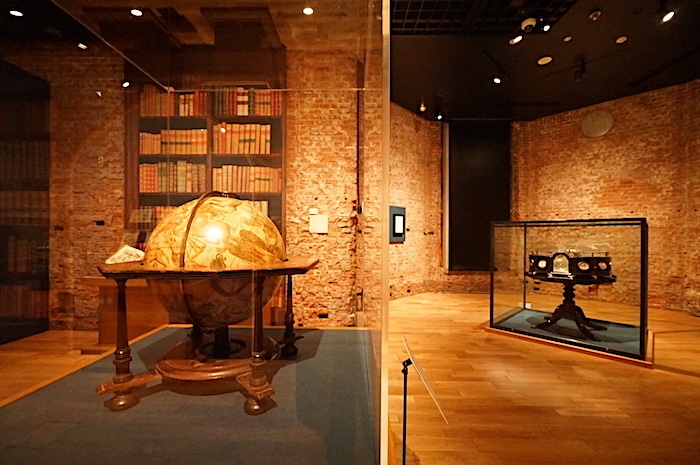 左：ヨハン・ガブリエル・ドッペルマイヤー『天球儀』ニュルンベルク、1728年 大英図書館蔵　右：ジェームズ・シモンズ、マルビー＆カンパニー製『大太陽系儀』ロンドン、1842年 国立海事博物館（ロンドン）蔵