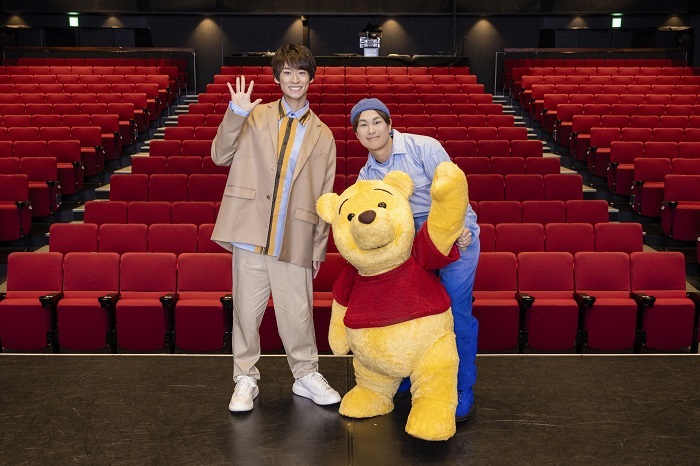 （左から）福尾誠、プーさん 　　　　(C)Disney