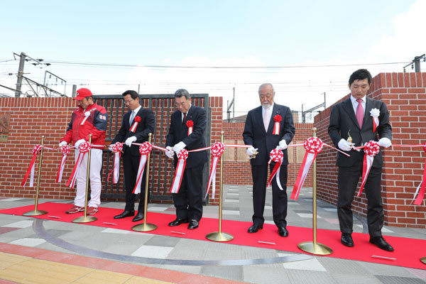 佐々岡真司監督をはじめ歴代のOBが列席した、「モニュメントスクエア」のオープニングセレモニー