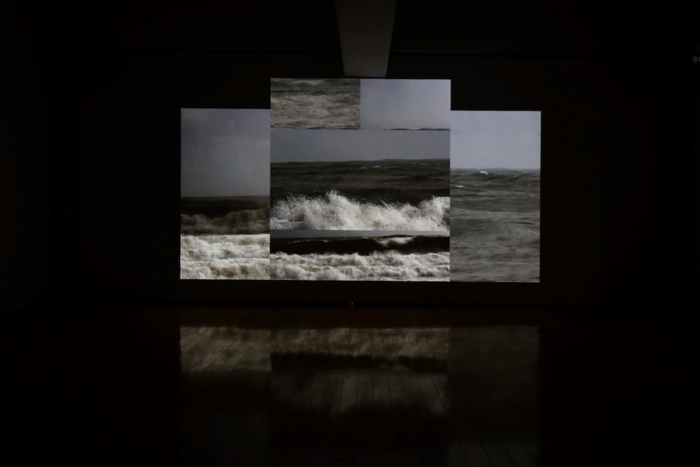 吉濱翔「海の声」2012年 ビデオ・サウンド・インスタレーション 多面ディスプレイ  (C)Tokyo Wonder Site Photographed by Masahiro Nagata