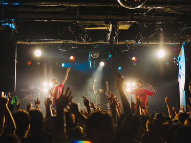 SUSHIBOYS x 夜の本気ダンスが打ち出した新たな特異点、ライブイベント『Singularity』レポート
