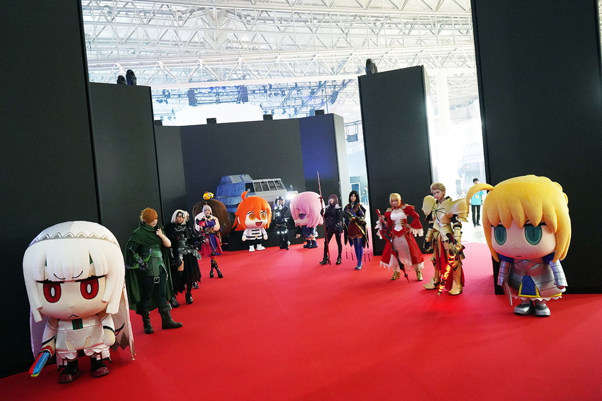 開場時にファンを出迎える「ウェルカムロード」。着ぐるみ達は会場内をお散歩してファンと触れ合ったり、CarnivalSTAGEでショーを繰り広げるなどしてイベントを盛り上げた 撮影：斉藤直樹