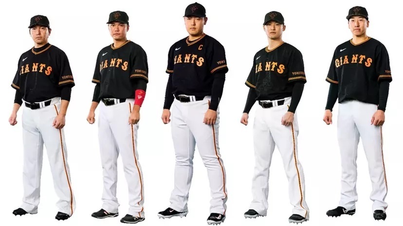 ARで3rdユニホームを着用した選手とツーショットを撮影