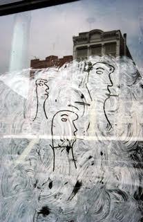 ソール・ライター 《落書きの顔》1950年、発色現像方式印画 (C)Saul Leiter Foundation