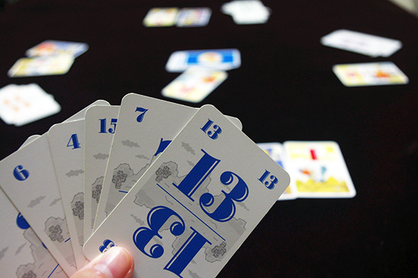 手札から1枚選んで出すだけ！超カンタン！でも悩ましい！ (c)Dear Spiele
