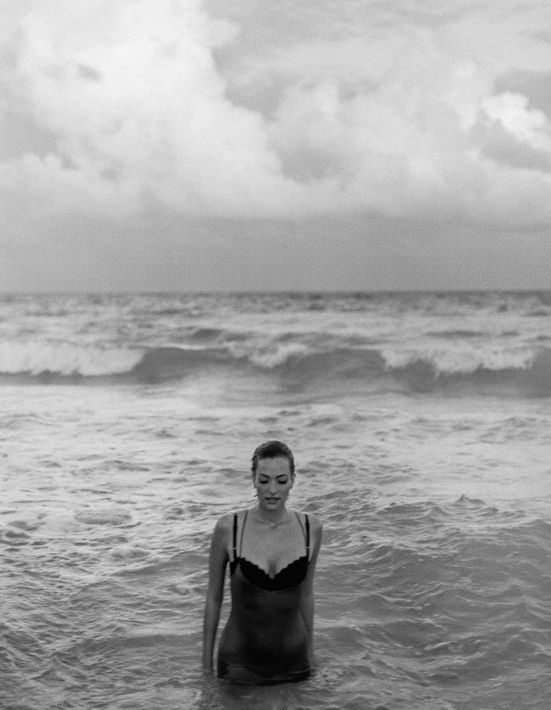 Tatjana Patitz in Giorgio di Sant’ Angelo, Miami, FL 1990 archival pigment print サイズ：W280mm×H360mm