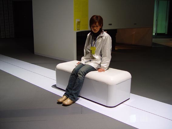 石黒猛《Slow Motion Bench》 2003 年（日本科学未来館）