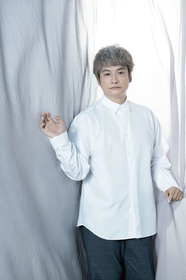 香取慎吾、個展『WHO AM I』に新グッズが追加 “くろうさぎ”が 