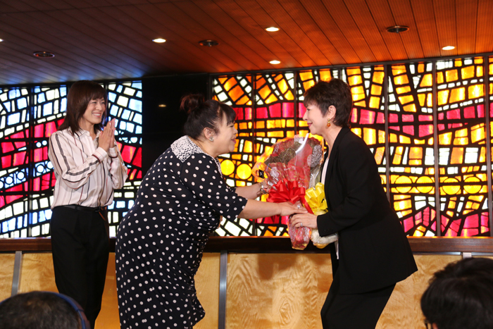 鳳蘭に花束を渡す森公美子と蘭寿とむ