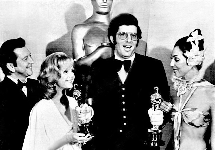 アカデミー賞授賞式（1974年）でのマーヴィン・ハムリッシュ（中央）。右隣はシェール、左はデビー・レイノルズとドナルド・オコナ―