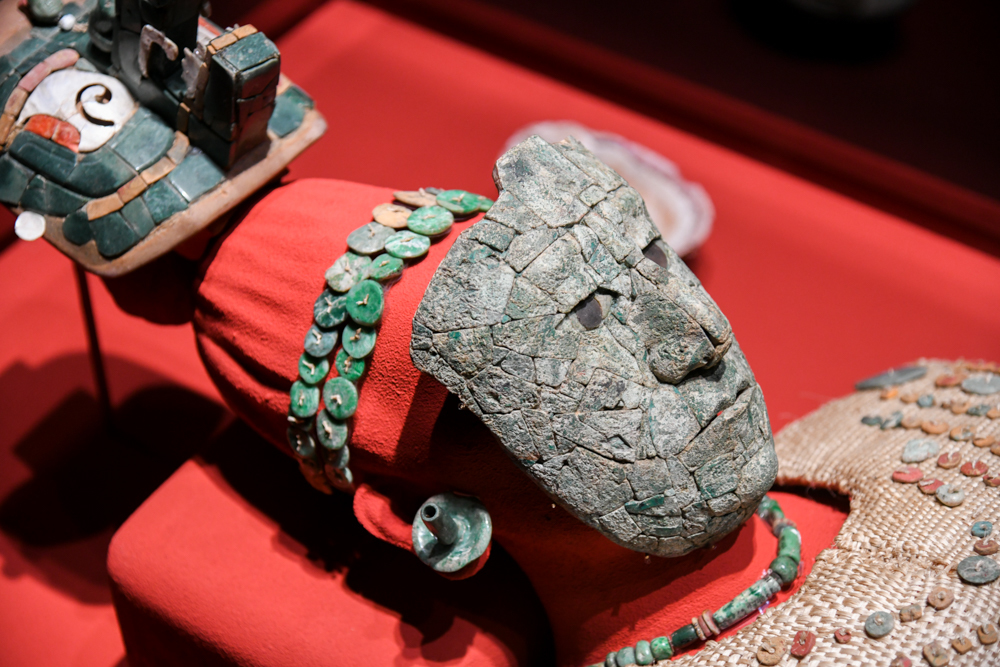 《赤の女王のマスク》 マヤ文明　7世紀後半　アルベルト・ルス・ルイリエ パレンケ遺跡博物館蔵