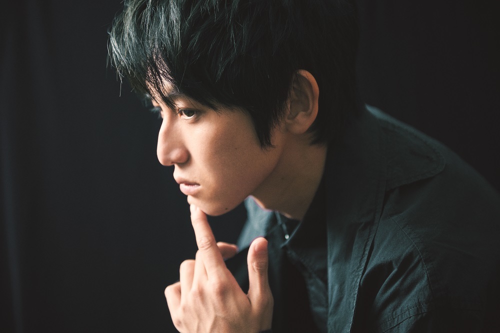 『本郷奏多カレンダー2019 -Color of Kanata-』収録カット お気に入りの11月 （C)SDP