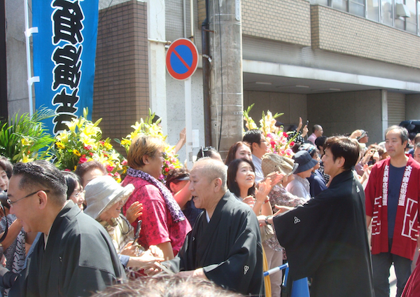 ファンとの熱いふれあいも
