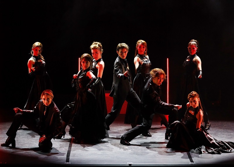 トップスター翼和希を中心とした出演者9名                         (C)OSK日本歌劇団