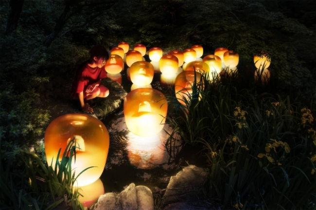 浮遊する呼応するランプ - ワンストローク / Floating Resonating Lamps - One Stroke teamLab, 2019, Interactive Installation, Murano Glass, 