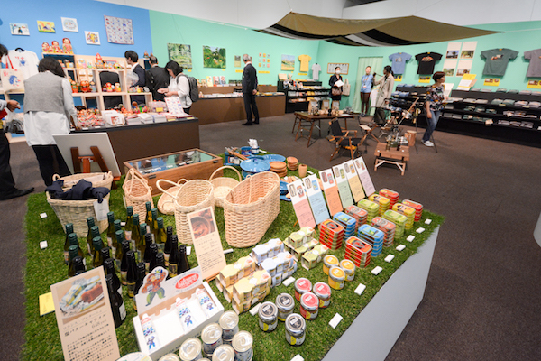 《草上の昼食》をイメージした展覧会特設ショップ