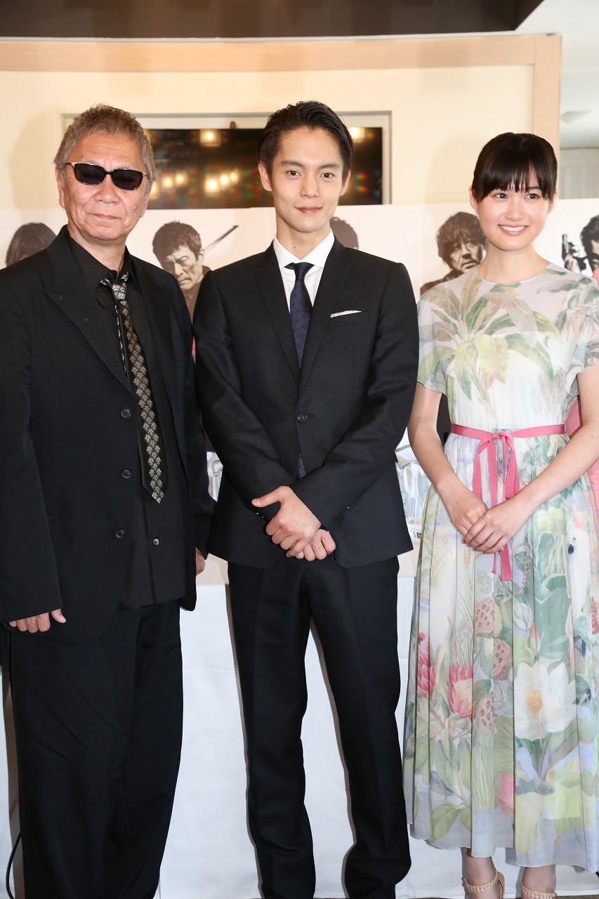 左から、三池崇史監督、窪田正孝、小西桜子 （C）Kazuko Wakayama