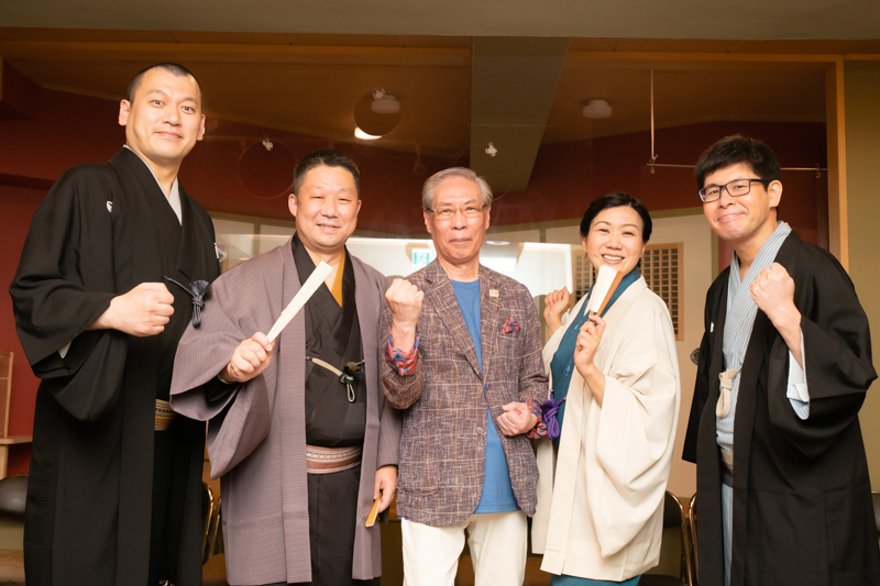 （左から）柳家小んぶ、宝井梅湯、オーナーの加藤伸氏、三遊亭遊かり、三遊亭天歌