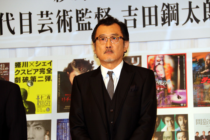 緊張した面持ちの吉田鋼太郎